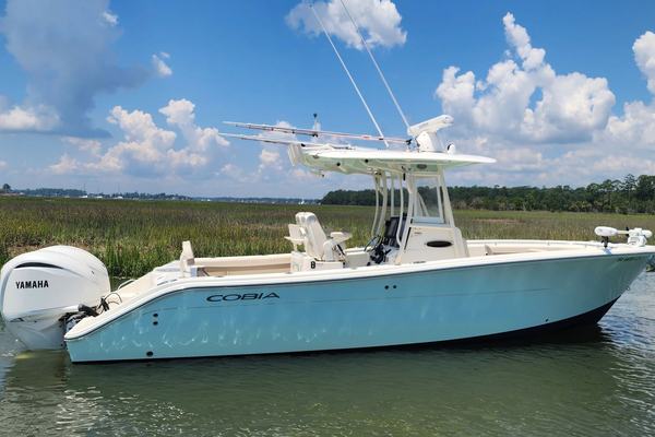 2017 Cobia 277 CC