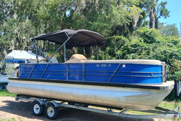 2023 Mossimo Marine P-24 Limited Max Pontoon
