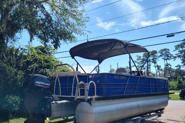 2023 Mossimo Marine P-24 Limited Max Pontoon
