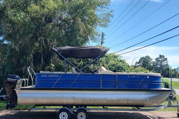 2023 Mossimo Marine P-24 Limited Max Pontoon